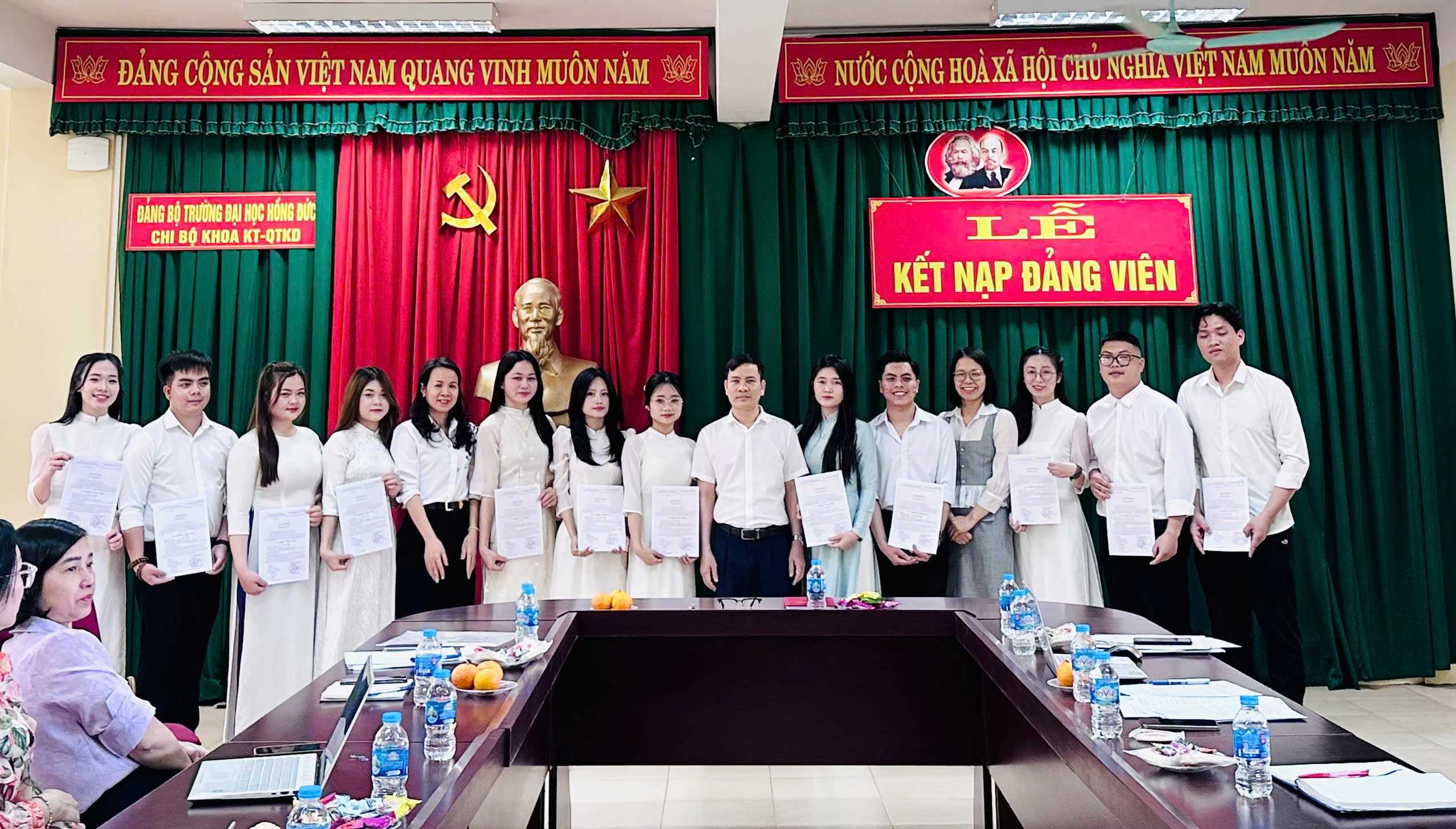 Lễ kết nạp 12 Quần chúng ưu tú đứng trong hàng ngũ của Đảng thuộc Chi bộ Khoa KT-QTKD